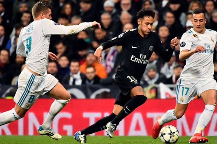          Penyerang Paris Saint-Germain, Neymar (tengah), beraksi dalam laga leg pertama babak 16 besar Liga Champions kontra Real Madrid di Stadion Santiago Bernabeu, Madrid, Spanyol, pada 14 Februari 2018.         