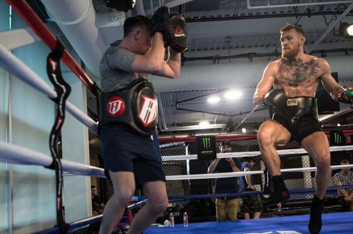 Conor McGregor memukul KO teman latihannya di atas ring.