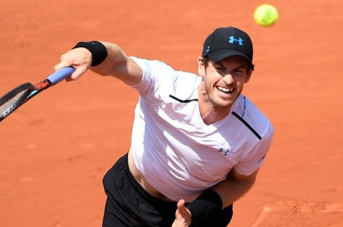 Petenis tunggal putra nomor satu dunia asal Inggris Raya, Andy Murray, melepas servis ke lawannya, Martin Klizan (Slovakia), pada babak kedua turnamen Prancis Terbuka 2017 yang berlangsung di lapangan Suzanne Lenglen, Stade Roland Garros, Paris, Kamis (1/6/2017). Murray menang dengan skor 6-7(3), 6-2, 6-2, 7-6(3).