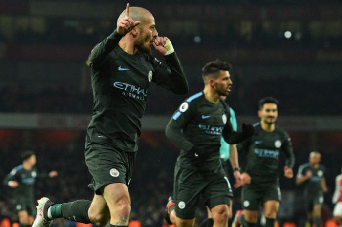 Gelandang Manchester City, David Silva, melakukan selebrasi seusai mencetak gol ke gawang Arsenal pada partaiLiga Inggris di Emirates Stadium, Kamis (1/3/2018)