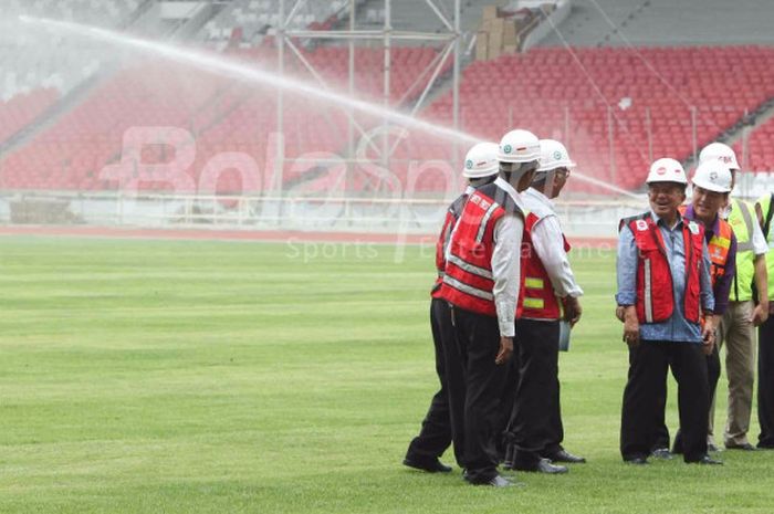 Wakil Presiden Jusuf Kalla (ketiga dari kanan)  saat meninjau Stadion Utama Gelora Bung Karno bersama Ketua Inasgoc Erick Thohir (kedua dari kanan), dan Sesmenpora Gatot S Dewabroto (paling kanan), Selasa (3/10/2017).