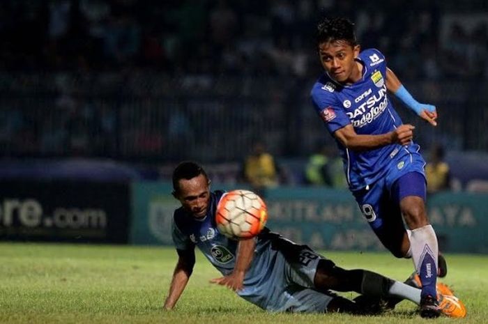 Winger muda Persib, Febri Haryadi (kanan) mencoba melewati hadangan pemain Persela, Steven Imbiri di