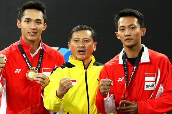 Pebulu tangkis tunggal putra Indonesia, Jonatan Christie, dan Ihsan Maulana Mustofa, berpose dengan sang pelatih Hendry Saputra seusai upacara pengaluangan medali SEA Games 2017 di Axiata Arena, Bukit Jalil, Kuala Lumpur, Malaysia, Selasa (29/8/2017).