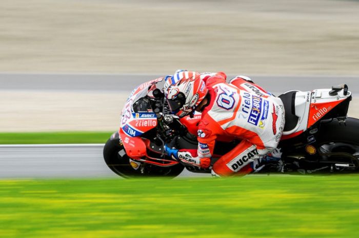 Pebalap Ducati, Andrea Dovizioso, saat menjalani latihan bebas kedua GP Austria di Red Bull Ring, Spielberg, Jumat (11/8/2017).