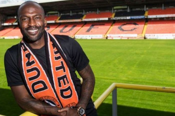 Patrick N'Koyi-Kiabu berpose saat diperkenalkan sebagai pemain baru klub kasta kedua Liga Skotlandia, Dundee United, pada 4 Juli 2017.