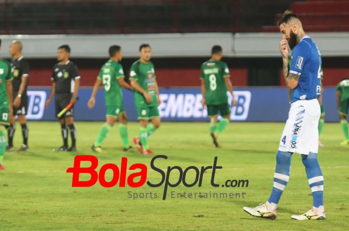 Ekspresi sedih bek Persib, Bojan Malisic seusai mereka kalah 0-1 dari PSMS Medan pada lanjutan Liga 1 2018 di Stadion Kapten I Wayan Dipta, Gianyar, 9 November 2018. 