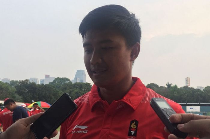 Atlet panah Indonesia, Riau Ega Agatha, usai bertanding pada babak semifinal nomor recurve perorangan putra di Lapangan Panahan Stadion Utama Gelora Bung Karno, Senayan, Jakarta, Kamis (23/8/2018).