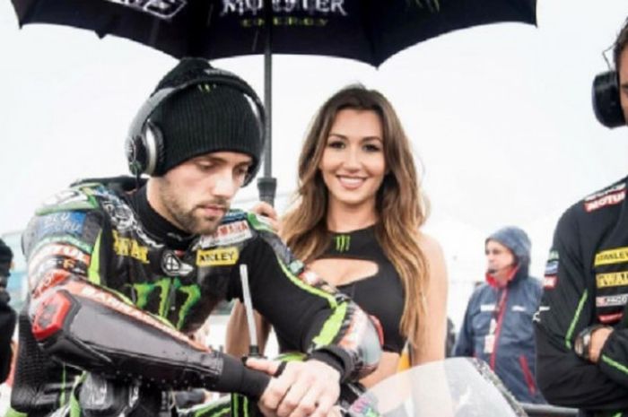 Jonas Folger (memakai headset) saat bersiap-siap untuk mengikuti salah satu seri balapan MotoGP.