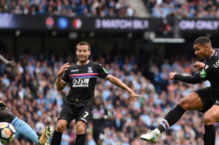 Gelandang Crystal Palace, Ruben Loftus-Cheek (kanan), melepaskan tendangan dalam laga Liga Inggris kontra Manchester City di Stadion Etihad, Manchester, pada 23 September 2017.