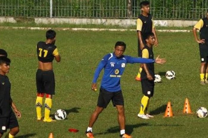 Asisten pelatih Barito Putera, Yunan Helmi (biru) memberikan instruksi pada latihan timnya di Stadio