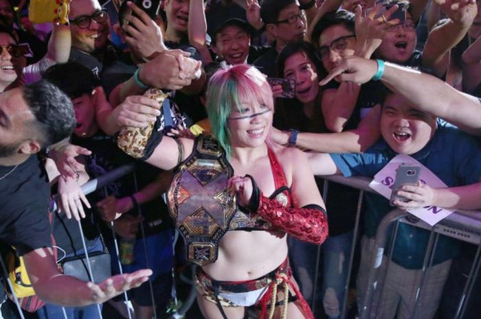 Asuka pegulat asal Jepang yang akan melawan Ronda Rousey tahun depan.