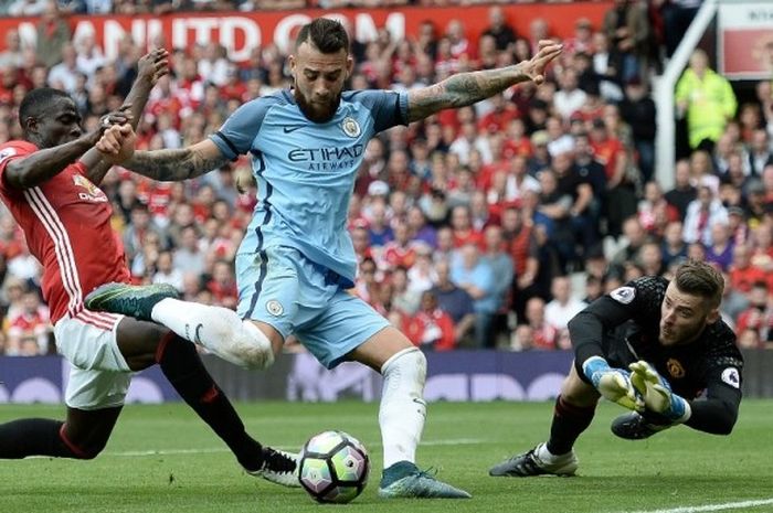 Bek tengah Manchester United, Eric Bailly (kiri), berduel dengan pemain Manchester City, Nicolas Otamendi, dalam pertandingan Premier League di Old Trafford, Manchester, Inggris, 10 September 2016.