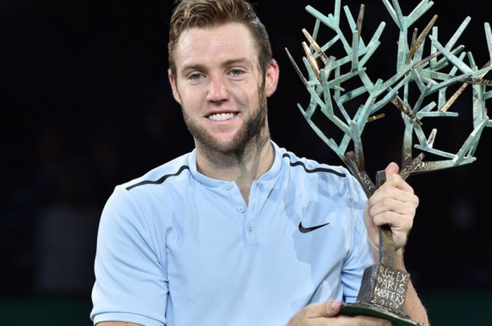 Petenis Amerika Serikat (AS), Jack Sock, berpose dengan trofi Paris Masters 2017 yang diraihnya setelah memenangi laga final melawan Filip Krajinovic (Serbia), 5-7, 6-4, 6-1, Minggu (5/11/2017).