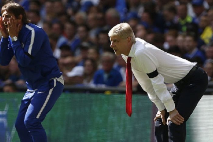 Antonio Conte dan Arsene Wenger memperhatikan jalannya laga Community Shield antara Chelsea dan Arsenal di Wembley, Minggu (6/8/2017). 