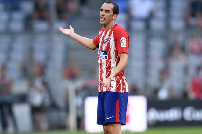  Reaksi pemain bertahan Atletico Madrid, Diego Godin, saat diganjar kartu merah di pertandingan melawan Napoli di laga Audi Cup 2017 di Allianz Arena, Selasa (1/8/2017) waktu setempat. 