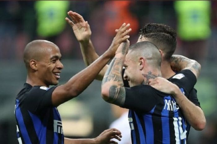  Gelandang Inter Milan, Joao Mario (kiri), merayakan kemenangan atas Genoa bersama rekan-rekannya, Sabtu (3/11/2018) di Stadion Giuseppe Meazza. 