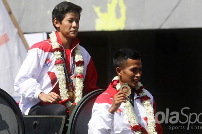 Atlet SEA Games Elga Kharisma (belakang) dan Atjong Tiop Purwanto dalam Kirab Apresiasi Atlet SEA Games di Malang, Jawa Timur (28/09/2017).