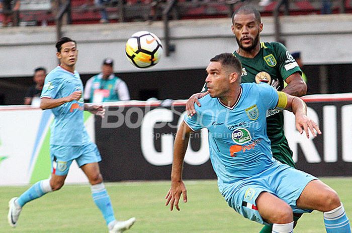 Pemain Persela Lamongan, Wallace Costa berusaha mengamankan bola dari jangkauan penyerang Persebaya 