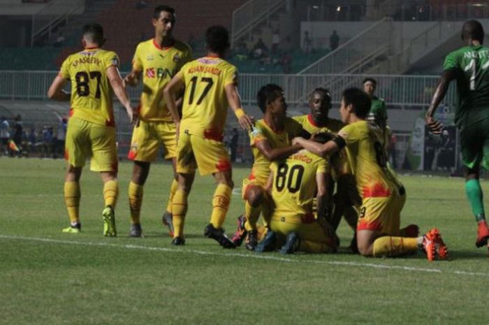 Suka cita para pemain Bhayangkara FC seusai membobol gawang tuan rumah PS TNI pada laga lanjutan Liga 1 musim 2017 di Stadion Pakansari, Kabupaten Bogor, Minggu (3/9/2017) malam. 