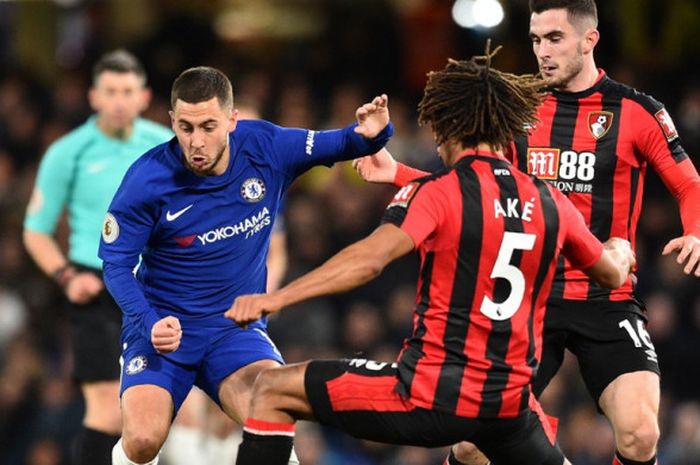 Bek Bournemouth, Nathan Ake, berduel dengan gelandang Chelsea, Eden Hazard, dalam laga Liga Inggris di Stadion Stamford Bridge, London, pada 31 Januari 2018.