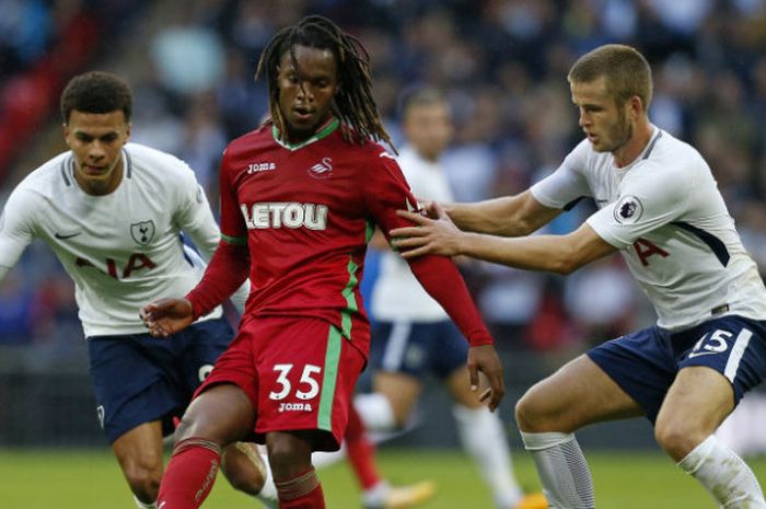 Gelandang Swansea City, Renato Sanches, dalam laga kontra Tottenham Hotspur di Wembley Stadium, Sabtu (16/9/2017)