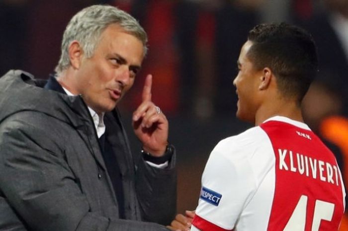 Pemain sayap Ajax Amsterdam, Justin Kluivert (kanan), berbicara dengan pelatih Manchester United, Jose Mourinho (kiri), usai laga final Liga Europa 2016-2017 di Stadion Friends Arena, Solna, pada Kamis (25/5/2017) dini hari WIB.