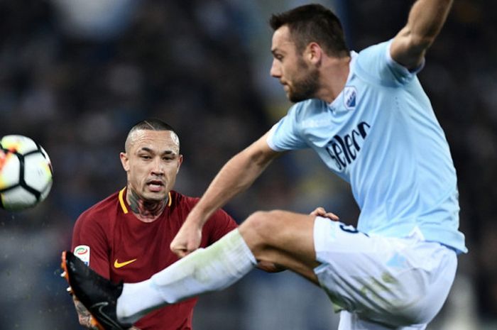 Gelandang AS Roma, Radja Nainggolan (kiri), saat berduel dengan bek Lazio, Stefan de Vrij, dalam pertandingan Liga Italia 2017-2018 di Stadio Olimpico, Roma, Italia, pada Minggu (15/4/2018).