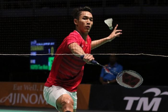 Pebulu tangkis tunggal putra Indonesia, Jonatan Christie, mengembalikan kok ke arah Ng Zin Rei Ryan (Singapura). Jonatan menang  dengan 21-13, 21-13 pada laga perempat final yang berlangsung di Axiata Arena, Bukit Jalil, Minggu (27/8/2017).