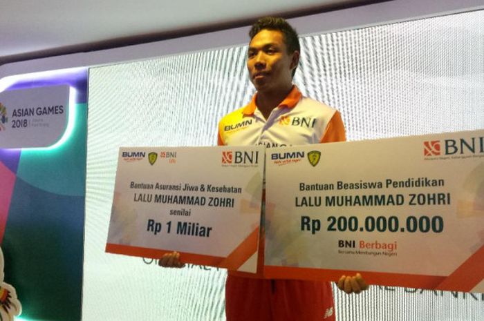 Lalu Muhammad Zohri (tengah) dalam acara di Gedung BNI 46, Jakarta, Rabu (8/8/2018)