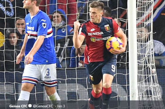 Penyerang Genoa, Krzysztof Piatek, merayakan gol yang dicetaknya ke gawang Sampdoria pada pertandingan pekan ke-13 Liga Italia 2018-2019 di Stadion Luigi Ferraris, Senin (26/11/2018).