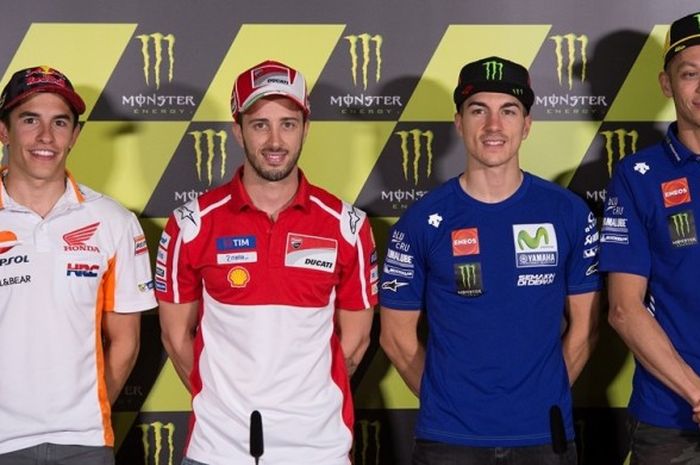 Para pebalap MotoGP (kiri-kanan), Marc Marquez (Repsol Honda Team), Andrea Dovizioso (Ducati Team), Maverick Vinales, dan Valentino Rossi (Movistar Yamaha MotoGP) berpose setelah menjalani konferensi pers jelang GP Catalunya di Circuit de Barcelona-Catalunya, Kamis (8/6/2017)