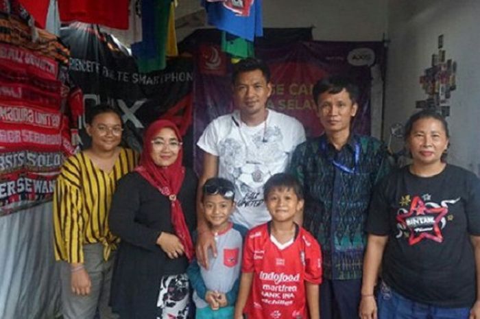 Wawan Hendrawan berfoto  bersama fan Bali United Nyoman Suharta 