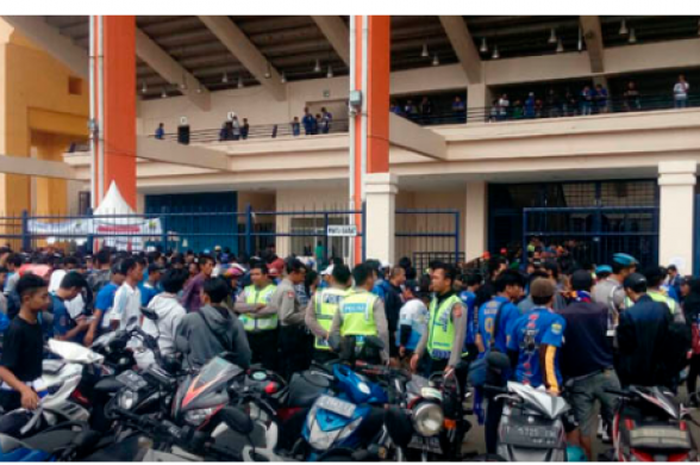 Situasi Stadion Si Jalak Harupat di Kabupaten Bandung saat dipadati bobotoh yang ingin melakukan penukaran tiket laga Persib Vs Bali United, dua jam sebelum kick-off.