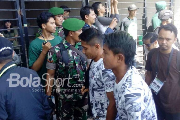 Dua pemain Arema FC, Purwaka Yudi Pratomo dan Johan Alfarizi saat tiba di markas Persebaya, Gelora Bung Tomo, Kota Surabaya pada Minggu (6/5/2018) siang. 