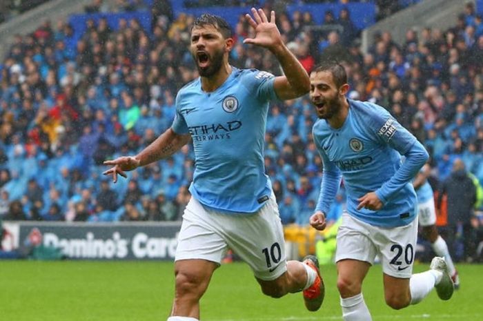 Striker Manchester City, Sergio Aguero, merayakan golnya ke gawang Cardiff City dalam partai Liga Inggris di Stadion Cardiff City, Wales, 22 September 2018.