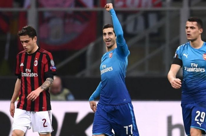 Gelandang Arsenal, Henrikh Mkhitaryan (tengah), merayakan gol yang dia cetak ke gawang AC Milan dalam laga leg pertama babak 16 besar Liga Europa di Stadion San Siro, Milan, Italia, pada 8 Maret 2018.