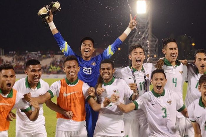 Para pemain Timnas U-22 Indonesia bergembira usai menahan Vietnam 0-0 dalam Grup B SEA Games 2017 di Stadion Majlis Perbandaran Selayang, Selangor, Malaysia, Selasa (22/8/2017) malam WIB.