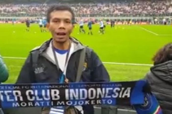 Interisti asal Mojokerto, Arif Supriyanto, mendukung dan menonton langsung tim kebangganya Inter Milan saat melawan Torino di Guiseppe Meazza Stadium kota Milan pada Minggu (5/11/2017).