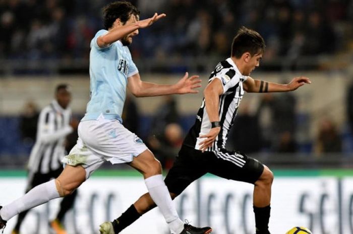 Aksi striker Juventus Paulo Dybala (kanan) melewati pemain Lazio dalam partai Liga Italia di Stadion Olimpico, Roma, 3 Maret 2018.