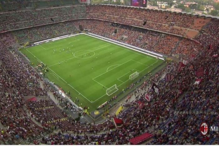  Stadion San Siro, Milan yang dipenuhi oleh penonton saat AC Milan berjumpa Craiova Jumat (4/8/2017)