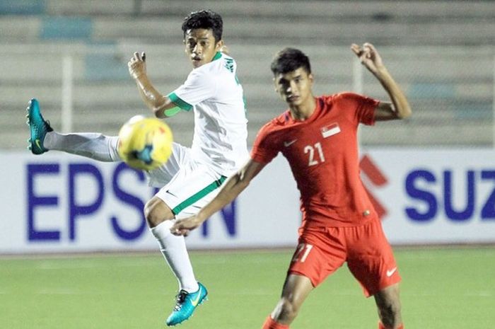 Aksi bek timnas Indonesia, Benny Wahyudi (kiri), saat mengawal gelandang Singapura, Safuwan Baharudi