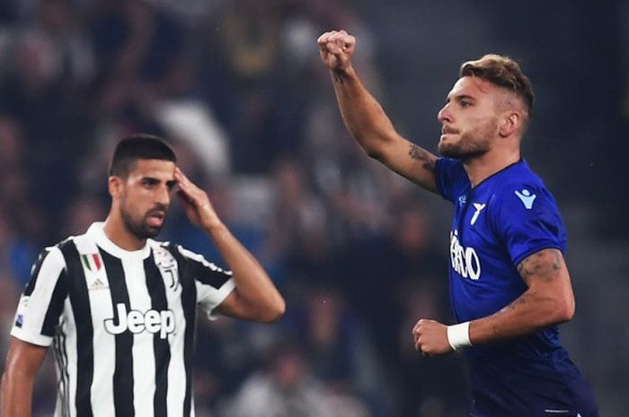 Ciro Immobile merayakan gol Lazio ke gawang Juventus pada partai Liga Italia di Stadion Allianz, Sabtu (14/10/2017).