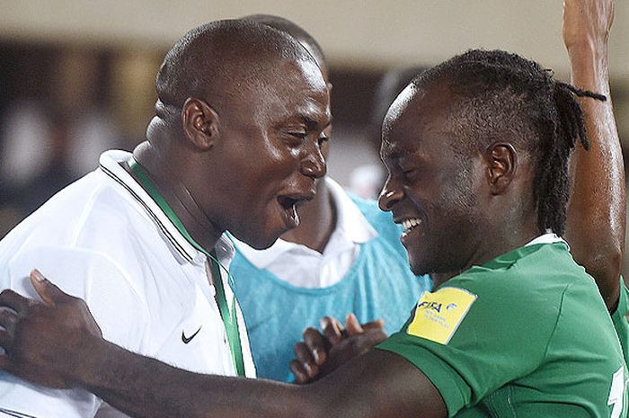  Penyerang timnas Nigeria, Victor Moses (kanan), merayakan gol bersama salah satu ofisial tim saat melawan Aljazair dalam laga Grup B Kualifikasi Piala Dunia 2018 Zona Afrika di Stadion Akwa Ibom State, Uyo, pada 12 November 2016. 