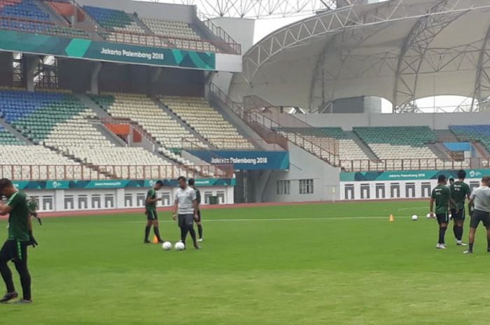 Latihan perdana Timnas Indonesia jelang Piala AFF 2018 di Stadion Wibawa Mukti, Cikarang, Kabupaten Bekasi, Jumat (2/11/2018) pagi WIB.