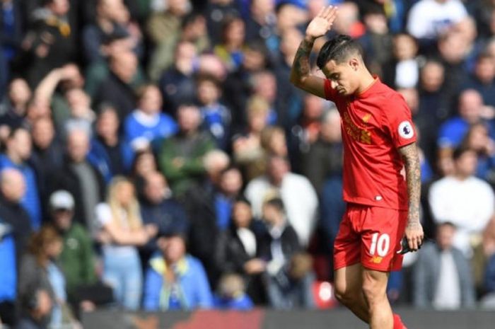 Reaksi gelandang serang Liverpool, Philippe Coutinho, saat ditarik keluar dalam partai Liga Inggris lawan Everton di Anfield, 1 April 2017.