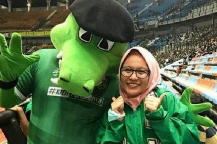 Suporter Persebaya wanita Bonek bernama Adisty Yulinda Putri.