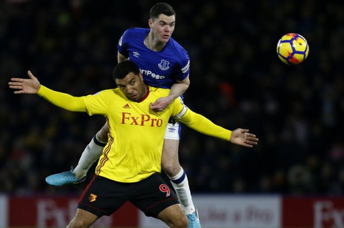 Striker Watford, Troy Deeney (bawah), saat berduel dengan bek Everton, Michael Keane, dalam laga Liga Inggris 2017-2018 di Stadion Vicarage Road, Watford, Inggris, pada Sabtu (24/2/2018).