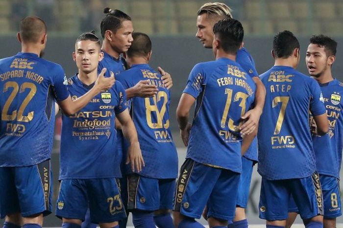 Skuat Persib Bandung bersiap untuk memulai laga kontra Bhayangkara FC pada pekan kesembilan Liga 1 musim 2017 di Stadion Patriot Candrabhaga, Kota Bekasi, Jawa Barat, Minggu (4/6/2017).