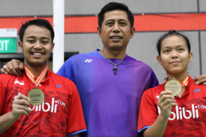 Rehan/Fadia berfoto dengan pelatih, Nova Widianto.