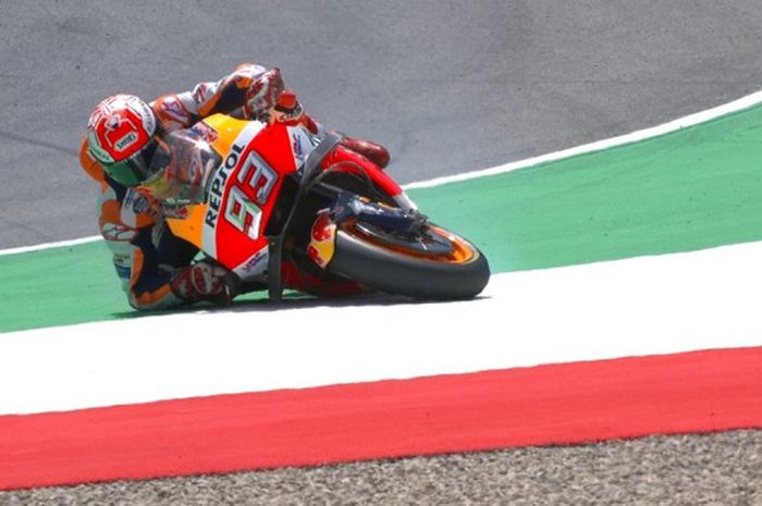    Momen sesaat sebelum Marc Marquez terjatuh pada tikungan kesepuluh Sirkuit Mugello saat balapan MotoGP Italia 2018, Minggu (3/6/2018).   